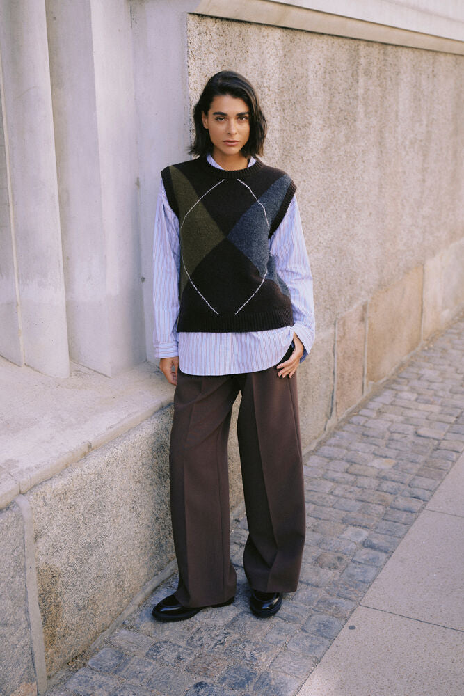 Byoung Argyle round neck sleeveless knit in Green and Brown print 20819497