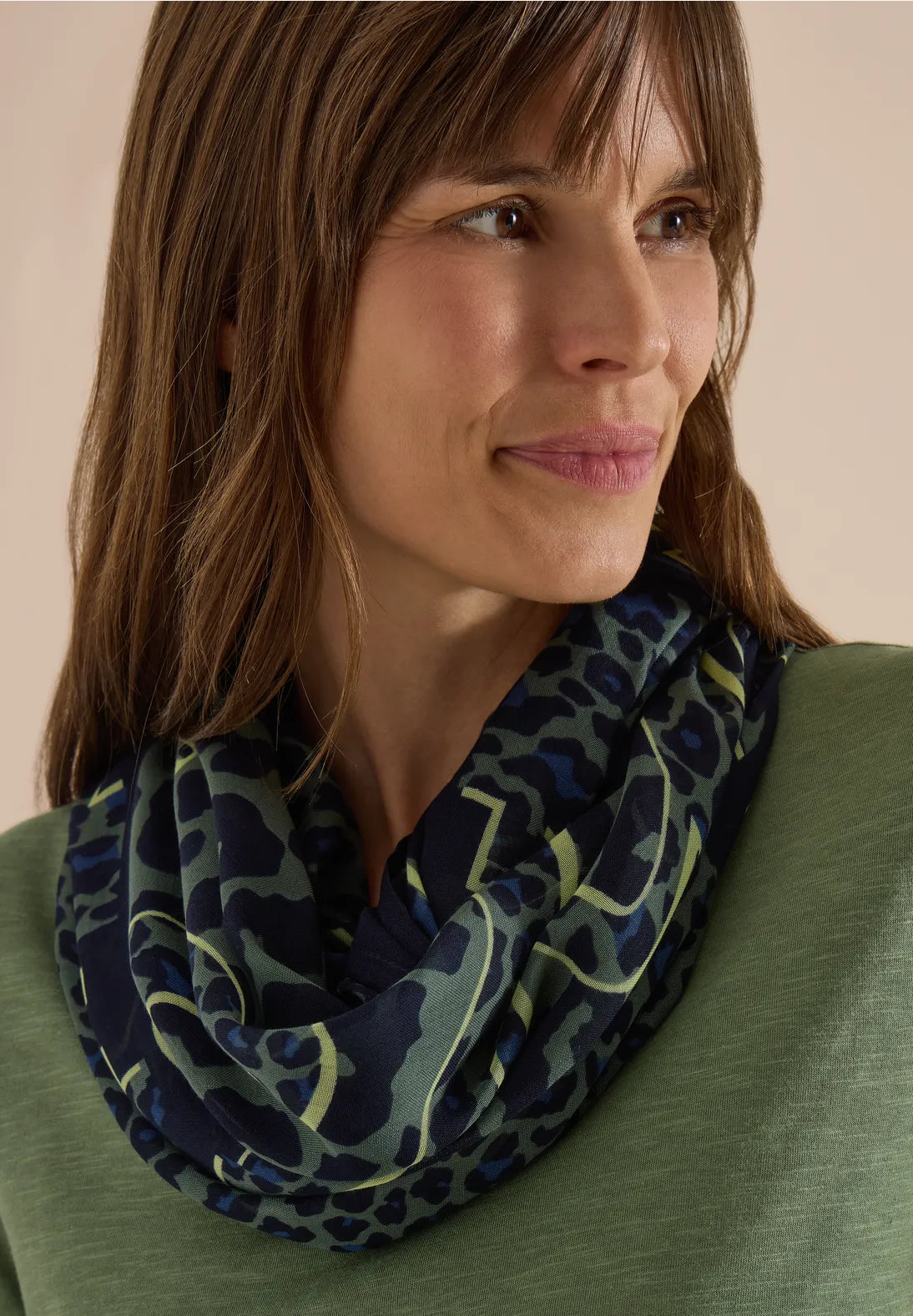 Cecil loop scarf wlith leopard print in Green 573237