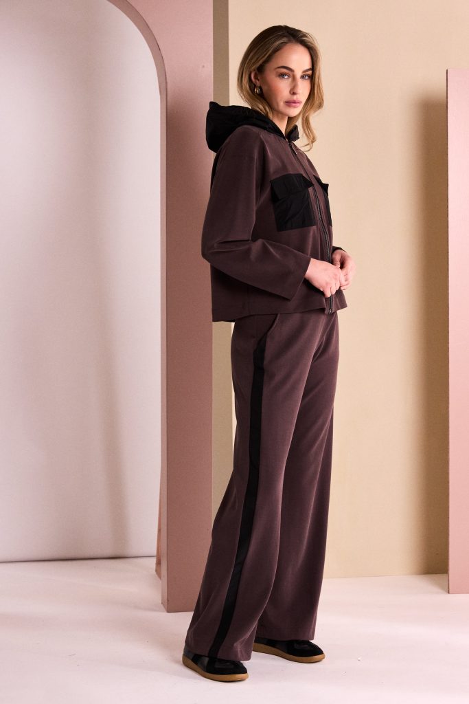 Naya Wide Leg Pull Up Trouser With Contrast Panel in Choko Naw26306