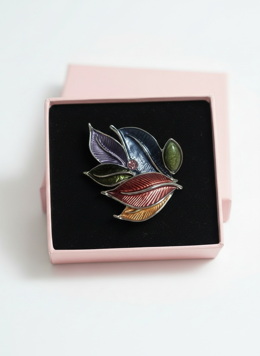 F05852 brooch in pink box
