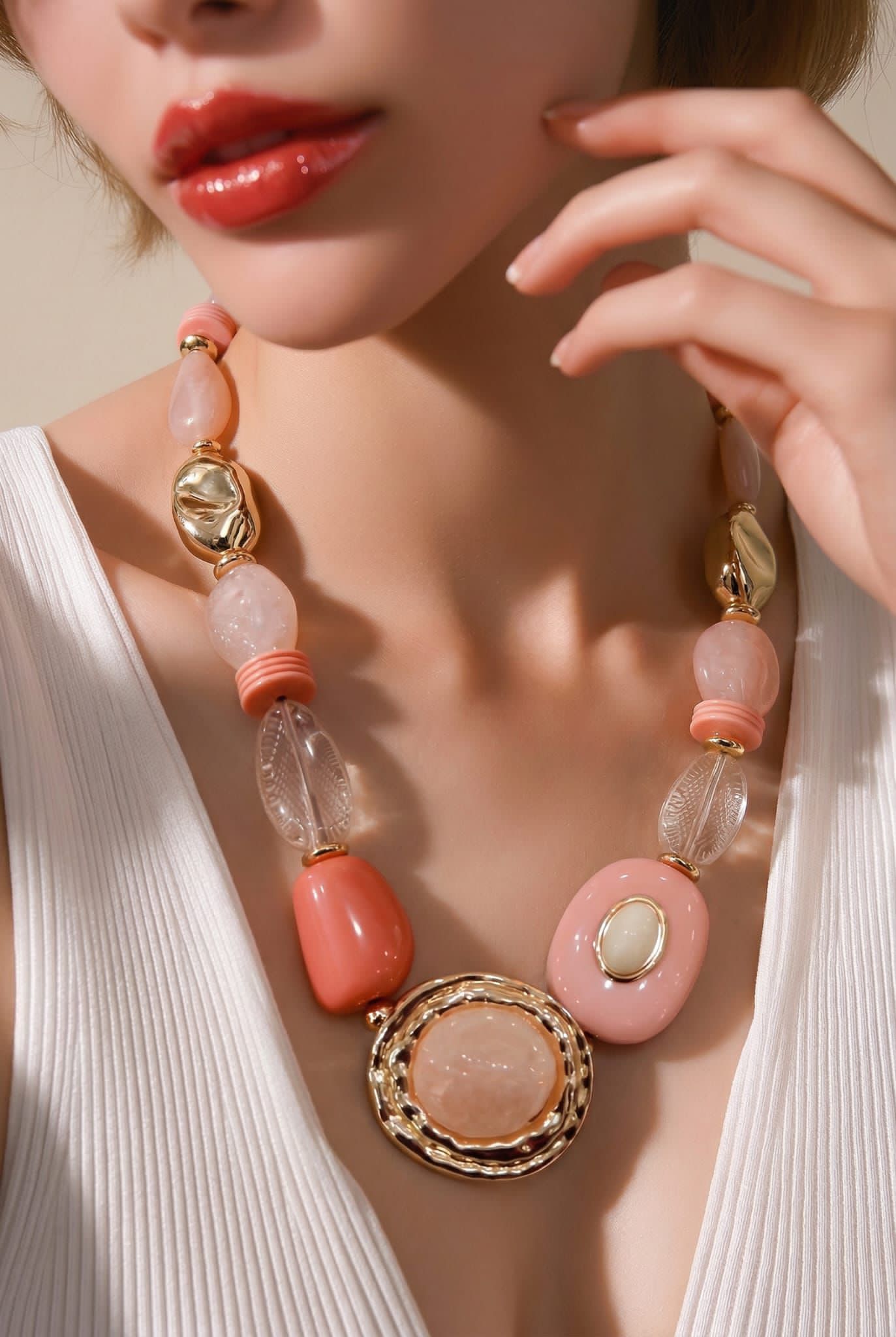 Statement necklace in Pink and gold Gold