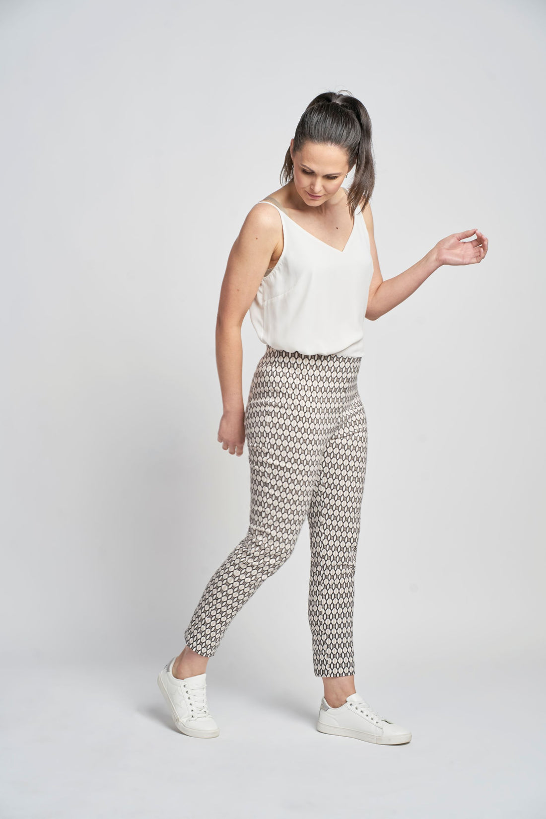 Pinns Figure Sculpting Ankle Grazer trousers in Black and Beige Oval Print 302Ct