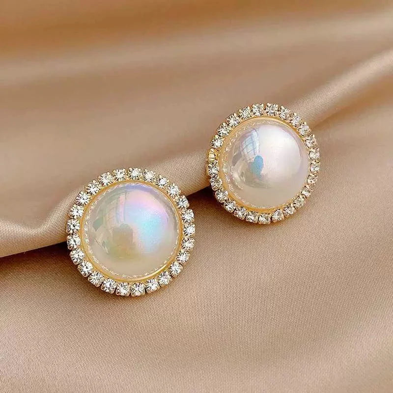 Clip on Earring iridesent pearl and gold diamante