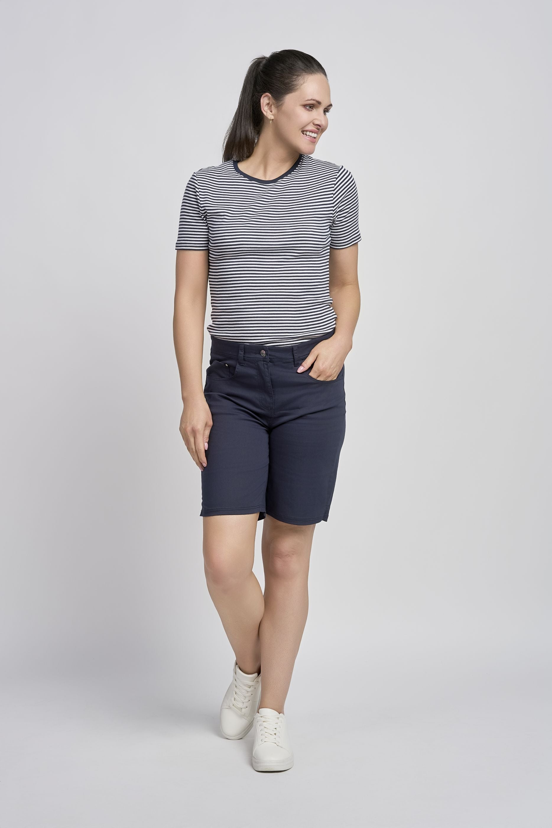 Pinns 735Sh Lyocell shorts in Navy