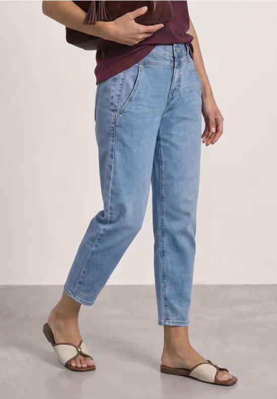 Street One High Waist Barrel leg jeans in Mid blue. 28" leg length  381332