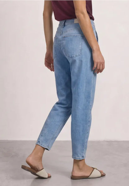 Street One High Waist Barrel leg jeans in Mid blue. 28" leg length  381332