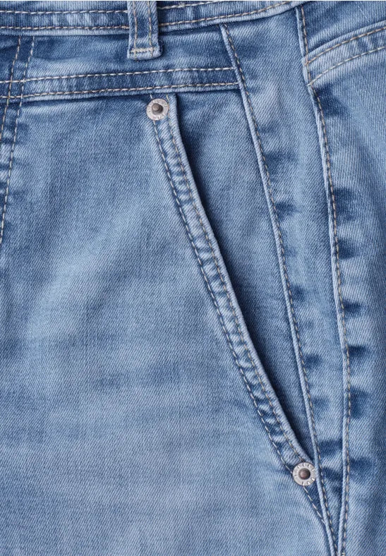 Street One High Waist Barrel leg jeans in Mid blue. 28" leg length  381332