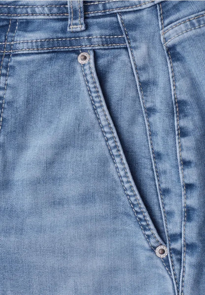 Street One High Waist Barrel leg jeans in Mid blue. 28" leg length  381332