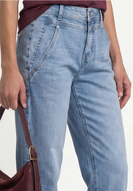 Street One High Waist Barrel leg jeans in Mid blue. 28" leg length  381332