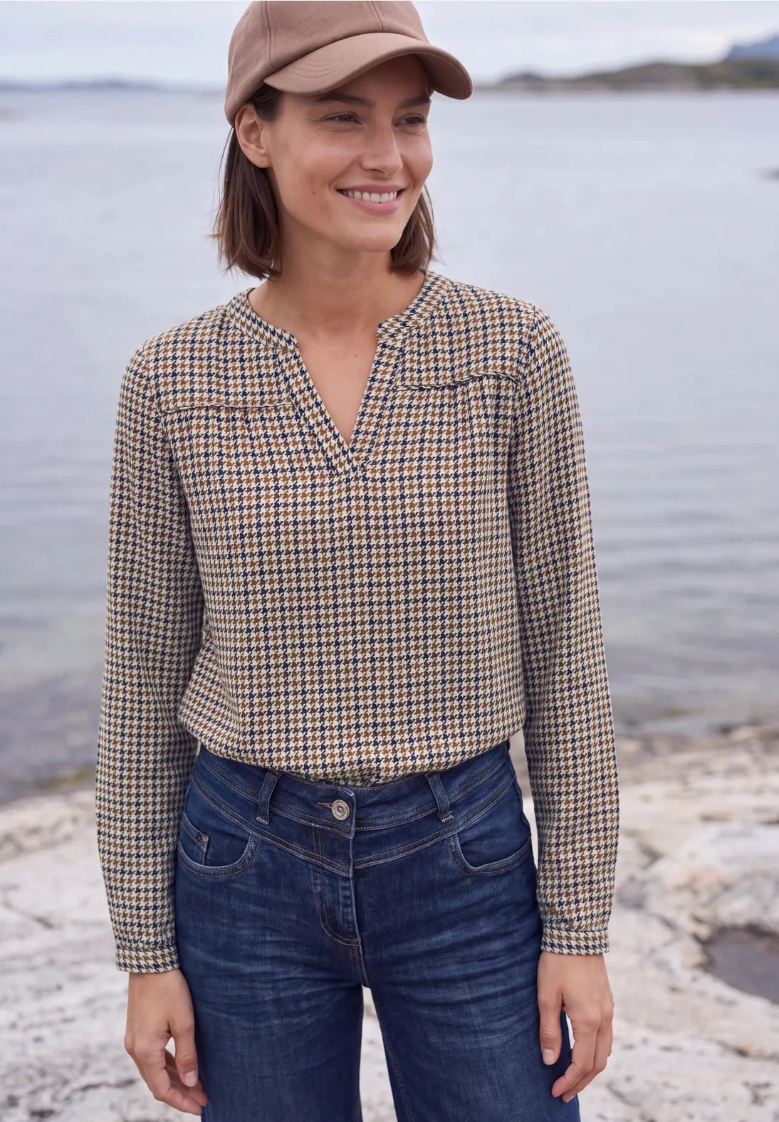 Cecil Long-sleeved top with split neck and tan Navy print  347000