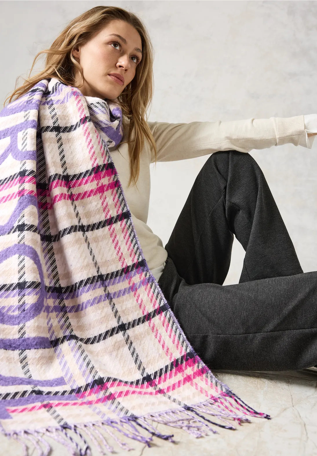 Cecil cosy double side scarf in Lilac print