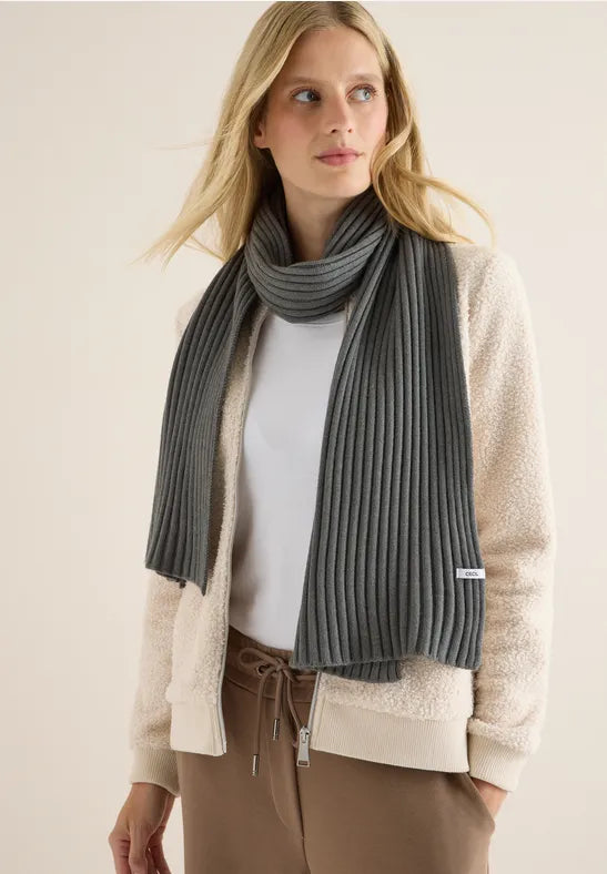 Cecil long knit scarf in Olive Green 572818