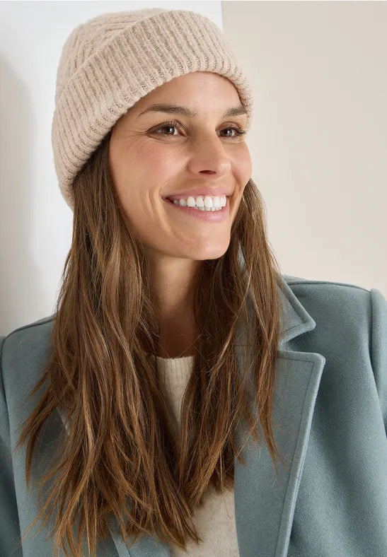 Cecil cable knit hat in Blossom or Beige 572941