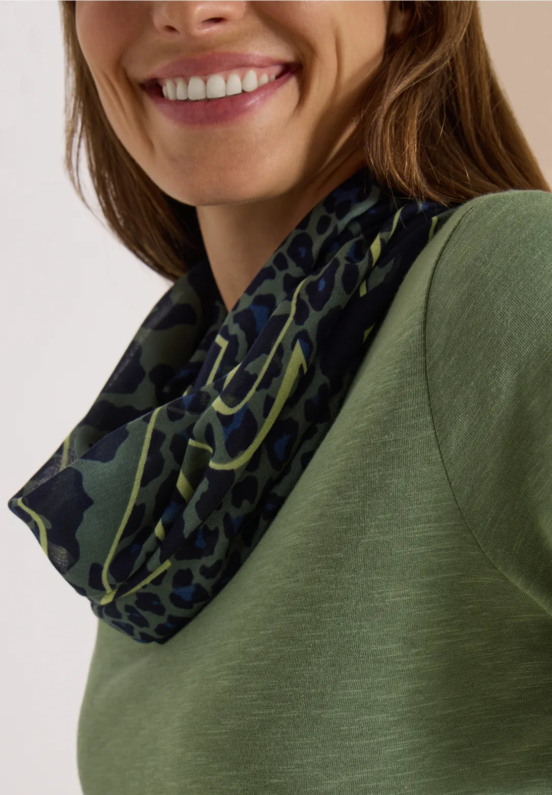 Cecil loop scarf wlith leopard print in Green  573237