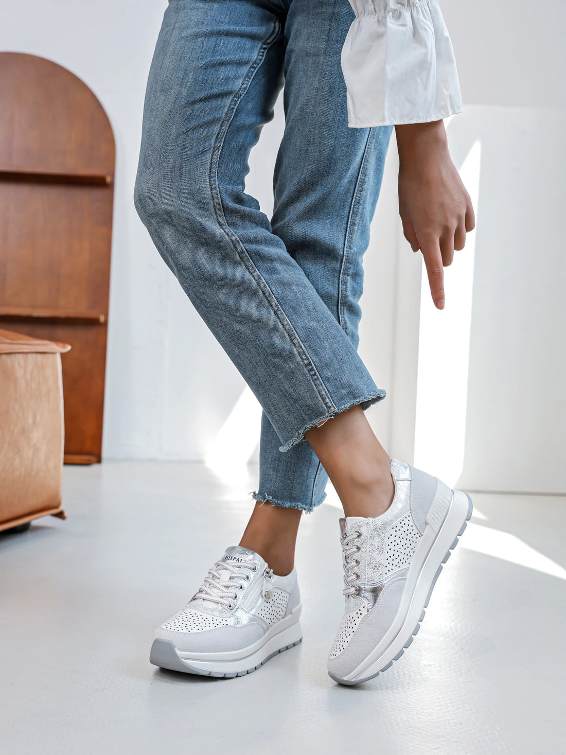 Gabby - Laced wedge shoe with zip. White/Silver