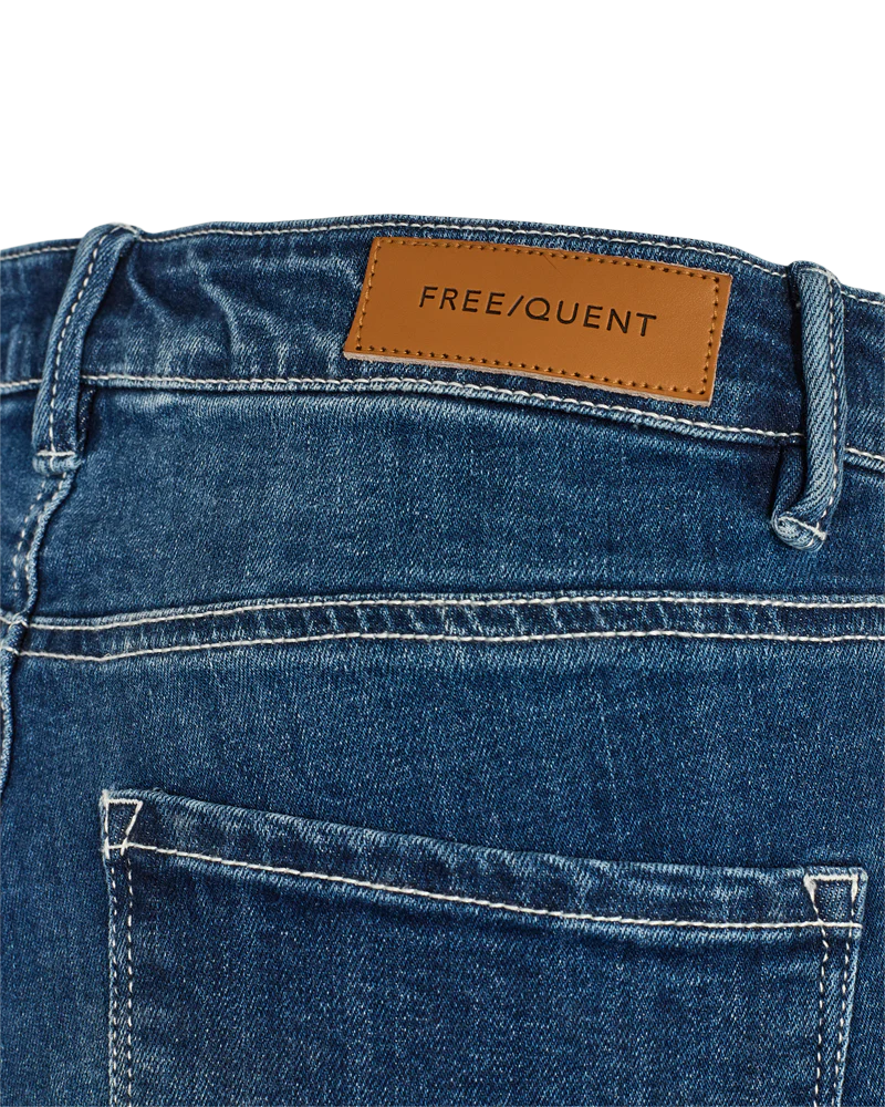 Free/Quent KNEE-LENGHT SHORTS IN DENIM - BLUE