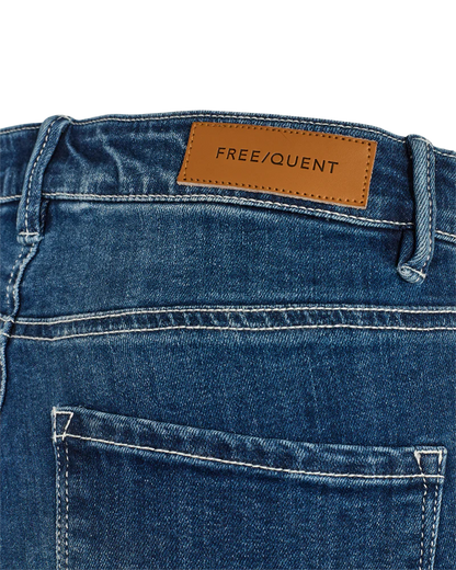 Free/Quent KNEE-LENGHT SHORTS IN DENIM - BLUE