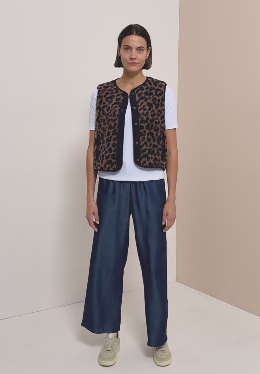 Cecil Teddy vest with softshell details and leopard print 220339
