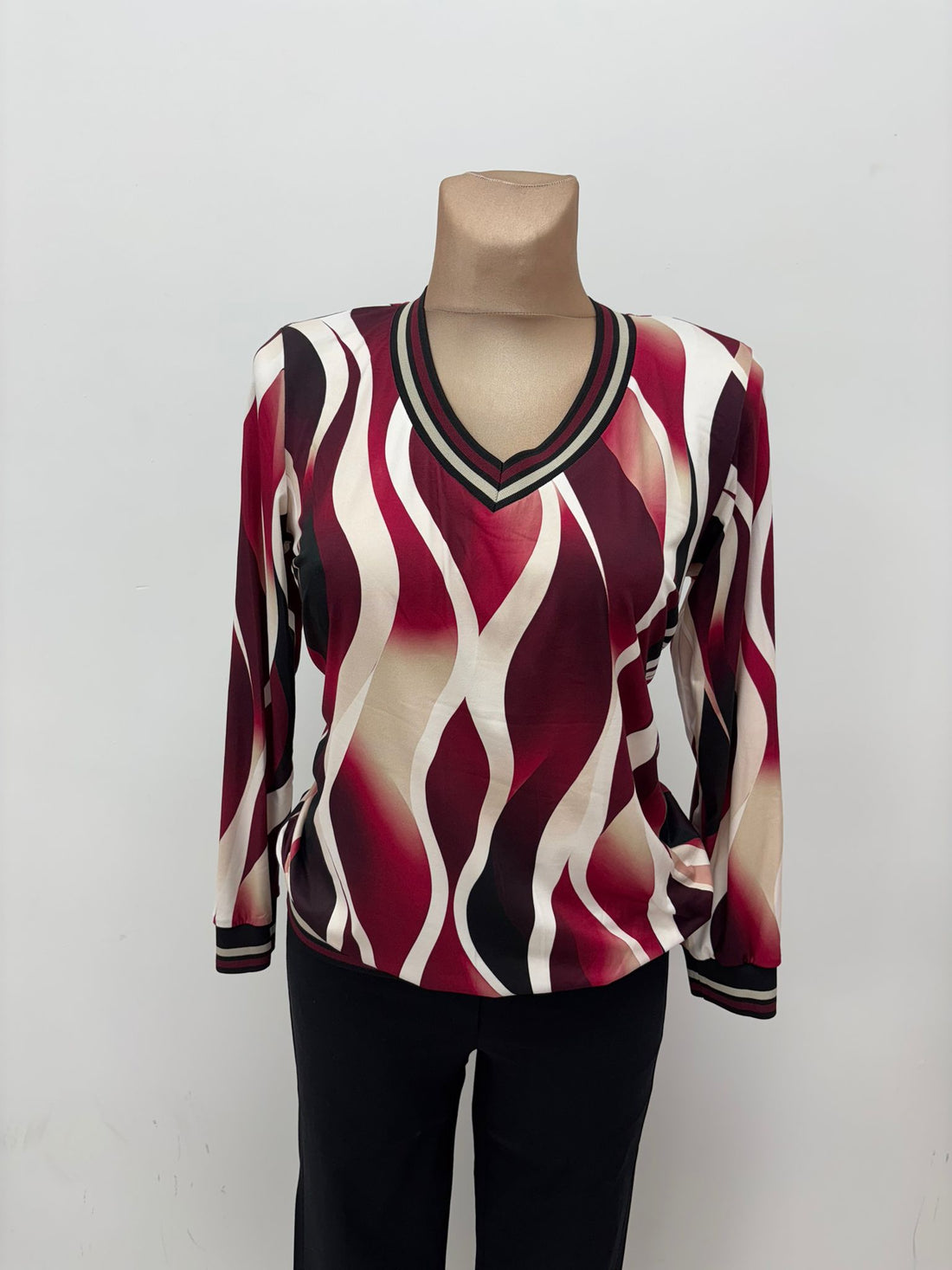 Yew Top with sporty Ribbed V Neck in Burgundy and black Wave print Yew25 64