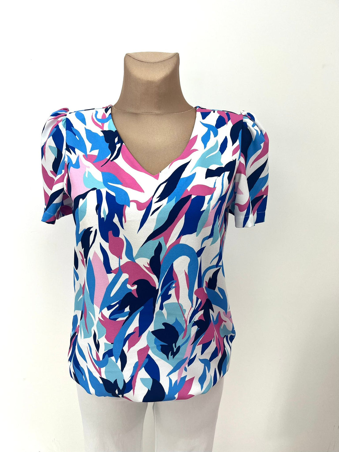 Yew Short Sleeve V Neck Top in Lighweight fabric Yew25 36