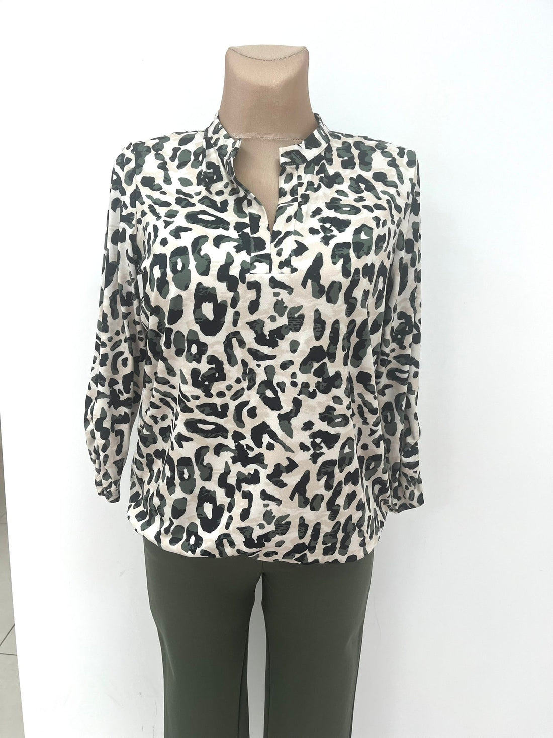 Yew top with split v neckline in green and black Print