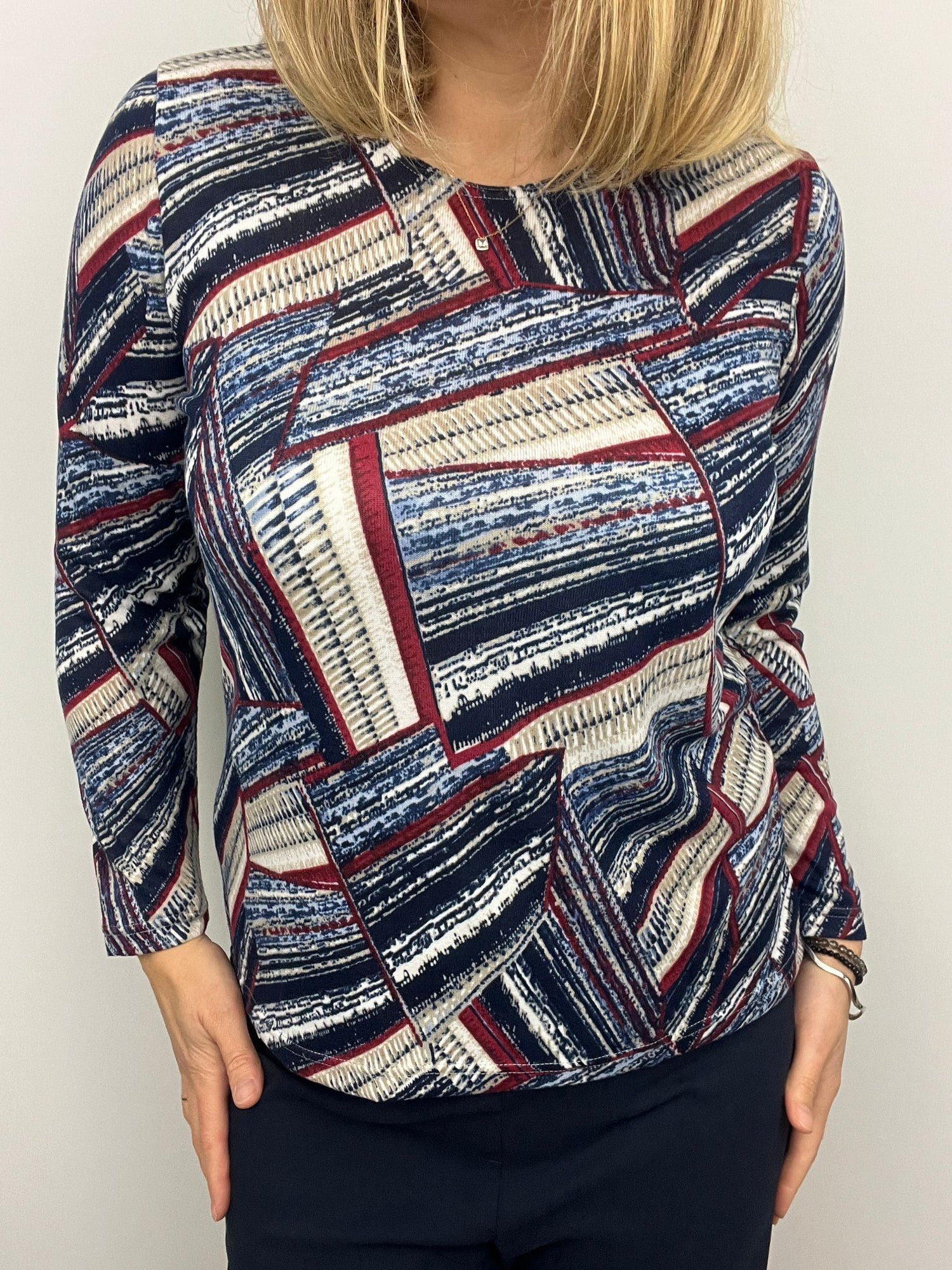 Long sleeve Fine knit in Navy red and Beige Print