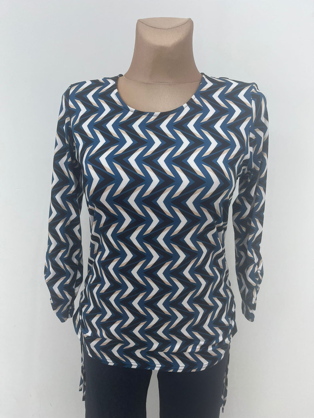 Yew top with round necik and side Ties in Tel and black print