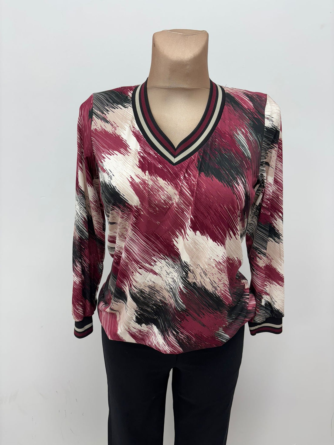 Yew top with v neck ribbed neckline  and Waistband in burgundy print Yew25 63