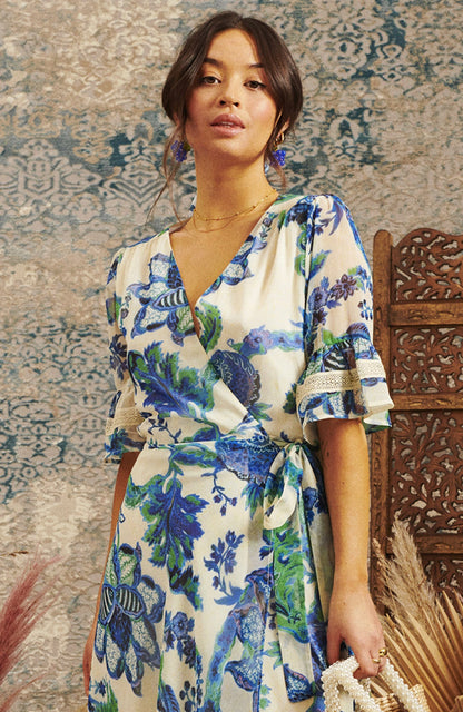 Hope &amp; Ivy Catalina flutter sleeve Maxi Dress with contrast lace and Tie Waist
