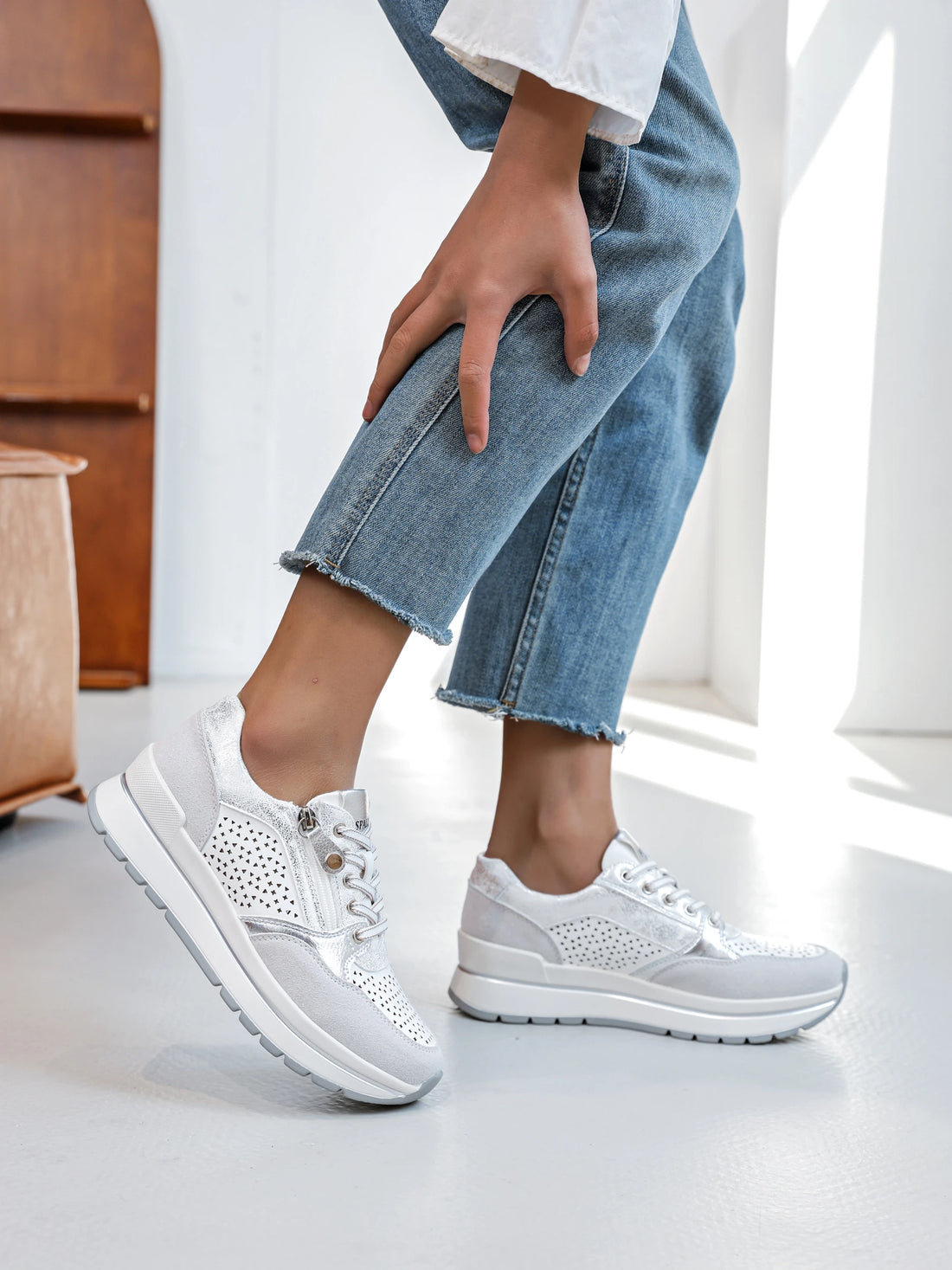 Gabby - Laced wedge shoe with zip. White/Silver