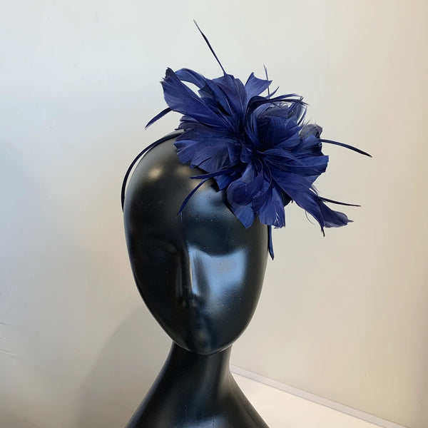 Fascinator with flower and feather detail on band D03