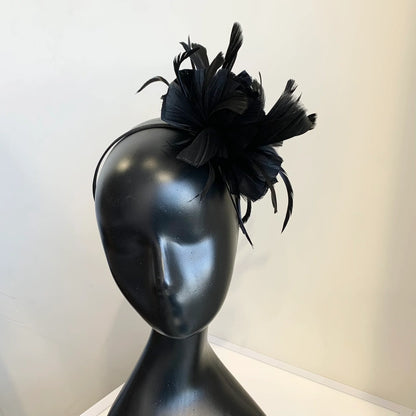 Fascinator with flower and feather detail on band D03