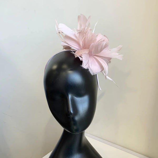 Fascinator with flower and feather detail on band D03