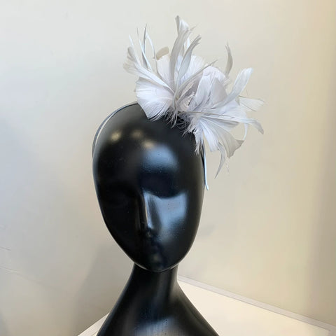 Fascinator with flower and feather detail on band D03